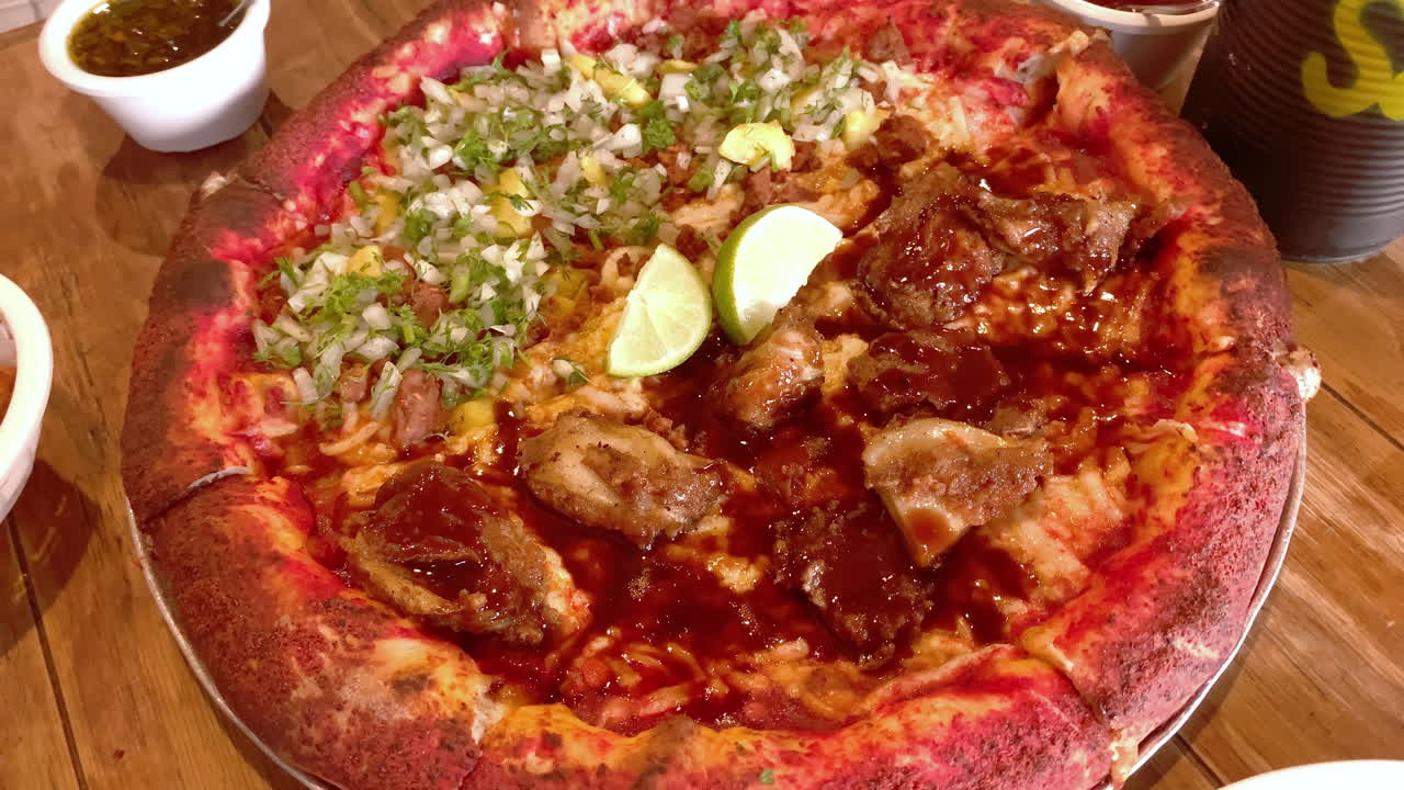 테이블 옆에 있는 맛있는 비건 피자