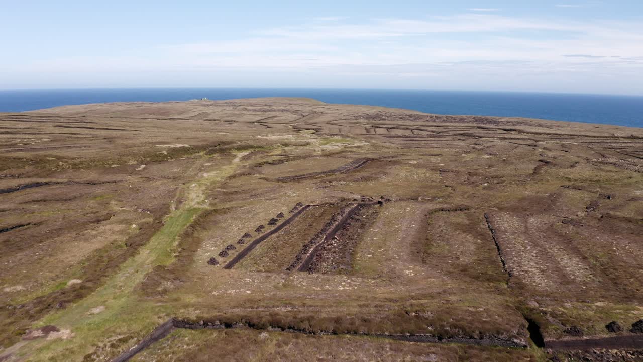 연료용 이탄 절단에 사용되는 이탄 은행이 포함된 천연 이탄 토지의 역동적인 드론 샷