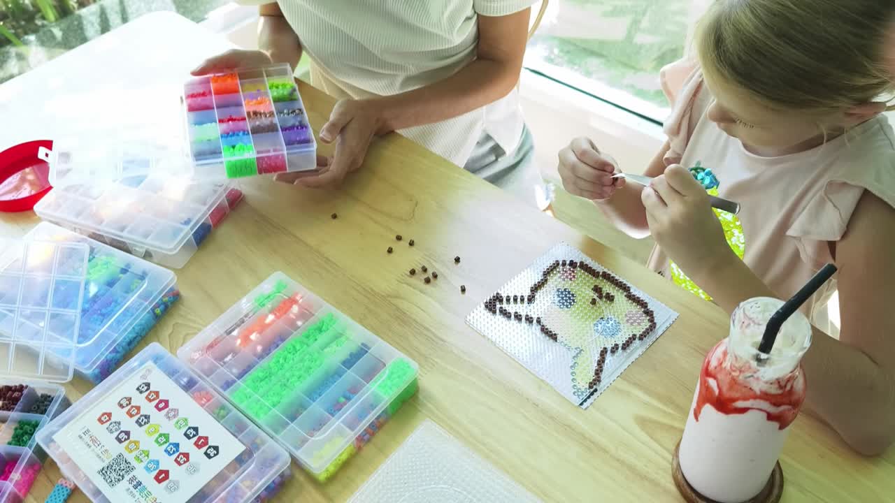 actividad de perlas de madre e hija