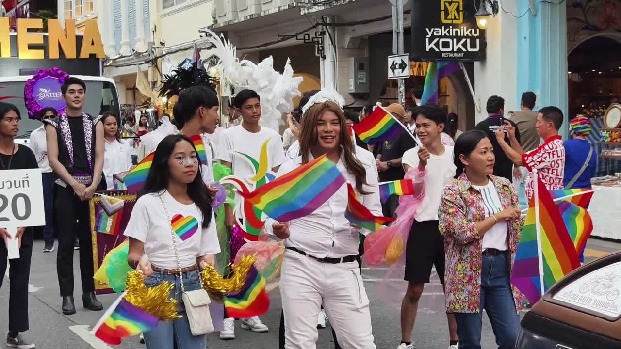 el desfile del orgullo lgbtq+ en tailandia