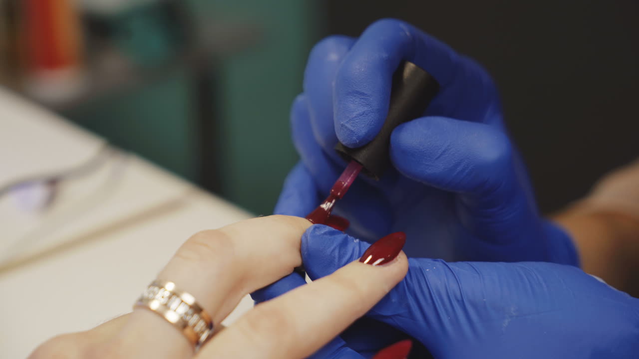 una mujer haciendo una manicura.