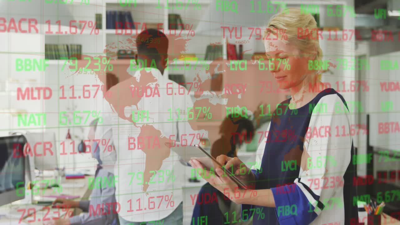 анимация торговой доски и карты над красивой кавказской женщиной с помощью цифрового планшета в офисе