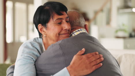 Hogar,-Abrazo-Y-Pareja-De-Ancianos-Con-Amor