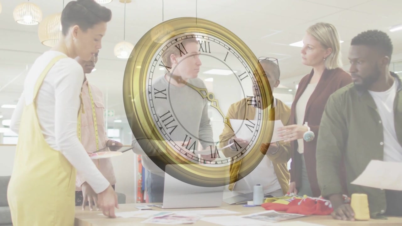 Persona a sinistra che tocca il tablet, team che esamina stampe e campioni per il design, overlay di orologio in sospensione.