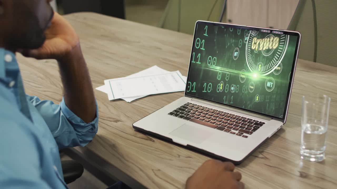 hombre de negocios afroamericano usando una computadora portátil para llamadas de video con procesamiento de datos