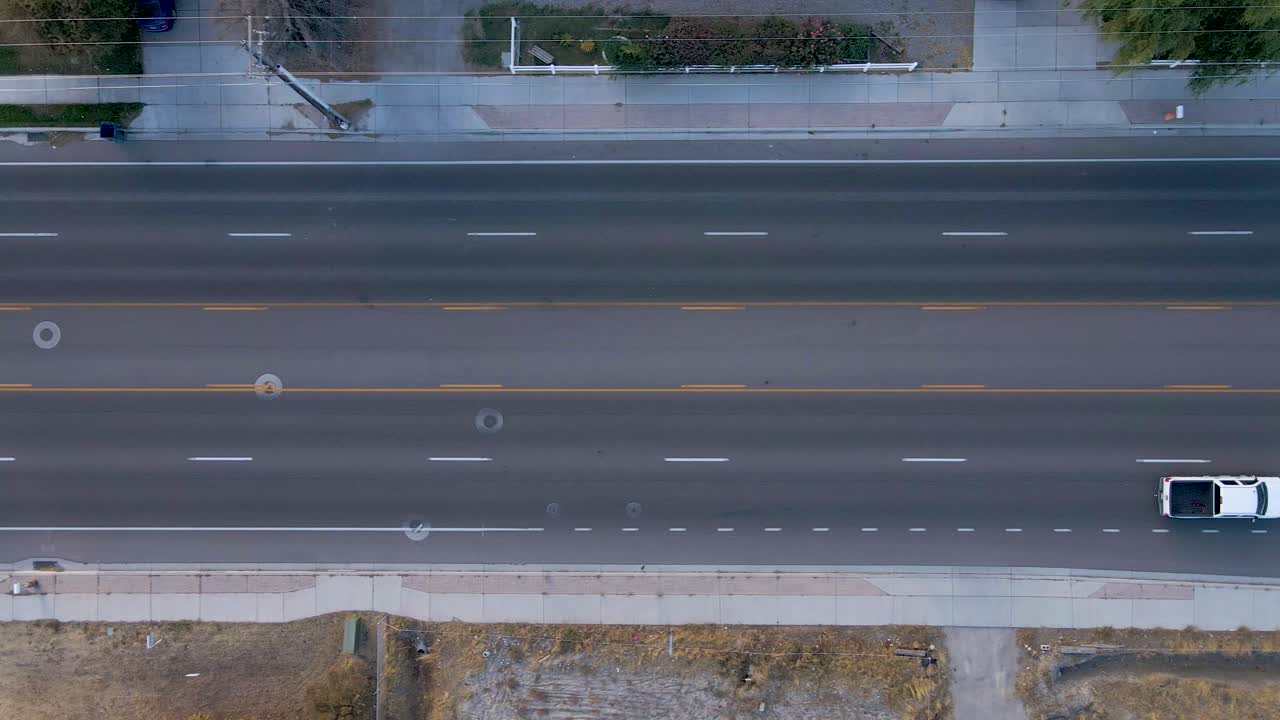 el camión solitario es solo un automóvil en la vía pública
