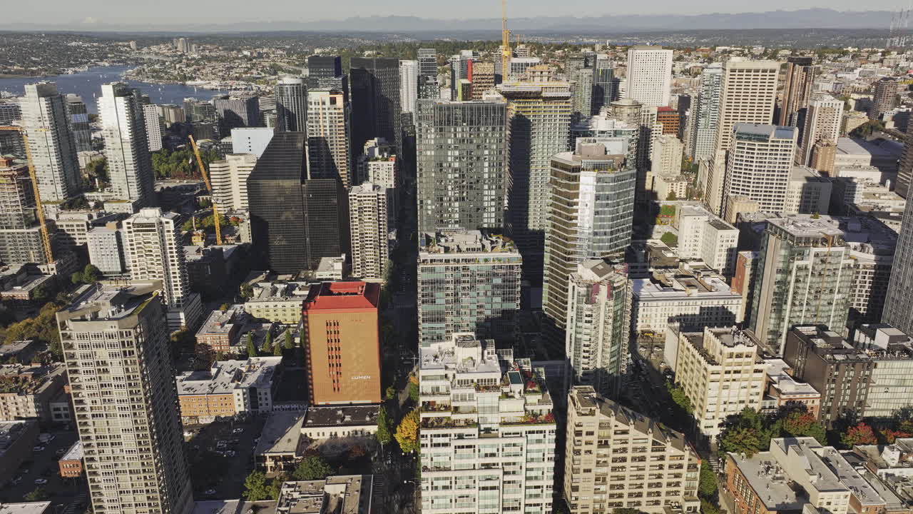 Seattle, Washington, aerea v155, ripresa del lungomare di Belltown che cattura il compatto panorama del centro città e il Monte Cascade di giorno - Ripresa con Mavic 3 Pro Cine - 6 ottobre 2023