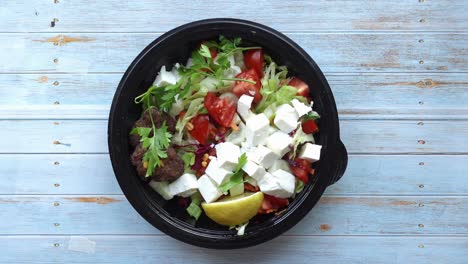 ensalada griega con carne de res