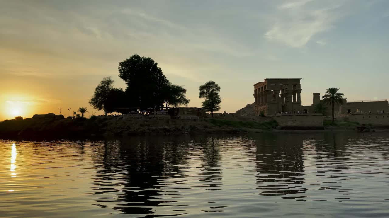 hermoso templo de philae del amor a la luz del atardecer el hermoso templo de philae y los edificios grecorromanos se ven desde el río nilo un templo dedicado a isis, diosa del amor aswan egipcio
