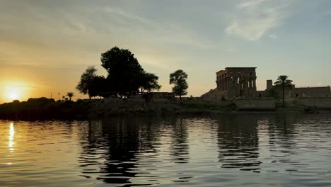 Schöner-Philae-Tempel-Der-Liebe-Bei-Sonnenuntergang-Licht-Der-Schöne-Philae-Tempel-Und-Die-Griechisch-römischen-Gebäude-Sind-Vom-Nil-Aus-Zu-Sehen.-Ein-Tempel,-Der-Isis-Gewidmet-Ist,-Der-Göttin-Der-Liebe