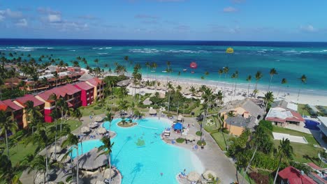 vuelo panorámico a baja altura de las hermosas playas de bavaro, república dominicana, ver paracaídas de agua