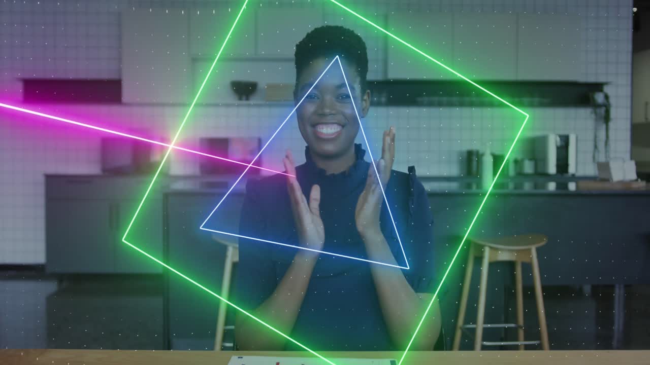 animación de alcance de neón y procesamiento de datos sobre mujer de negocios afroamericana en llamada de video.