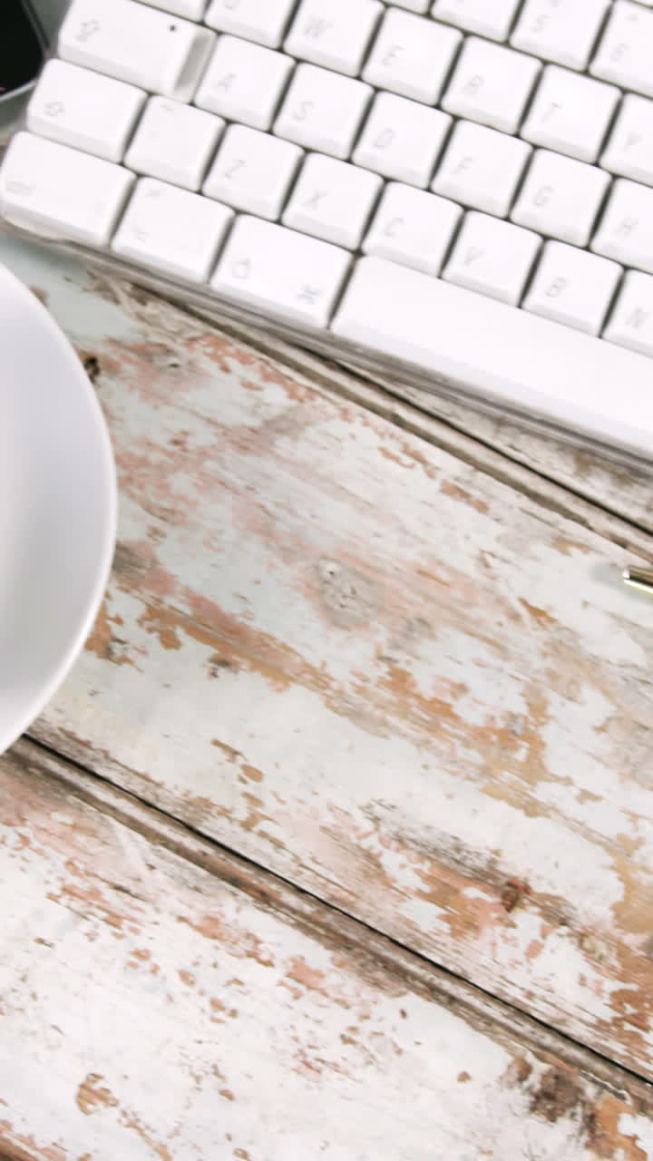 디지털 태블릿, 스마트 폰, 차 컵, 키보드 및 마우스