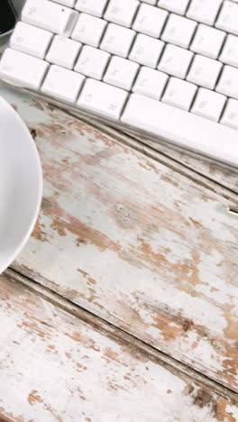 tableta digital, teléfono inteligente, taza de té, teclado y ratón