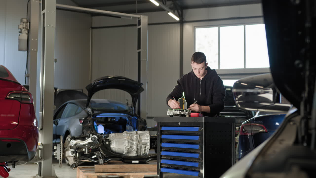reparación de vehículos eléctricos en un garaje