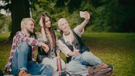 Mujer-Feliz-Tomando-Selfie-Con-Amigos-En-El-Parque