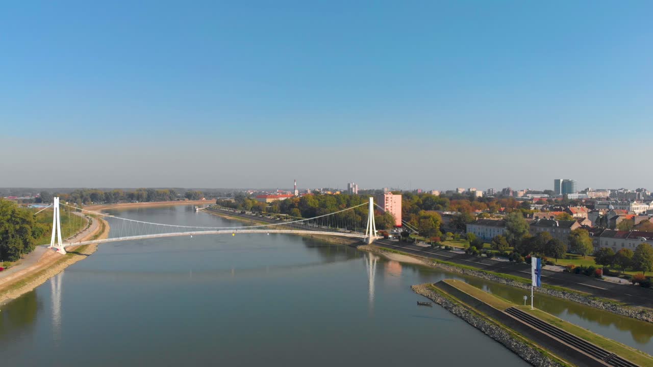 크로아티아의 드라바 강을 가로지르는 보행자 다리 오시예크