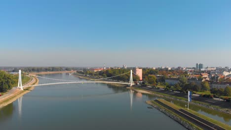 puente peatonal osijek que cruza el río drava en croacia