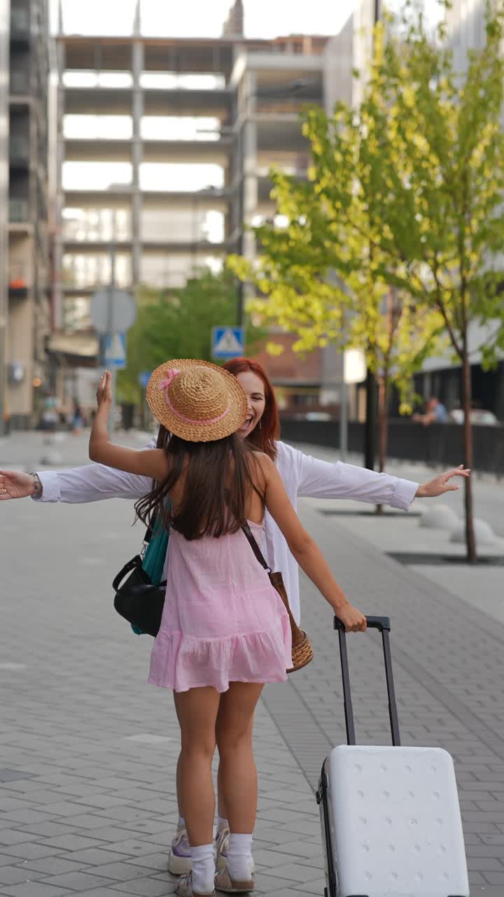 amigos se encuentran de nuevo en la ciudad.