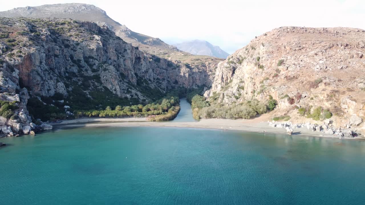 playa de preveli, también conocida como playa de palmeras: isla de creta, grecia - costa sur