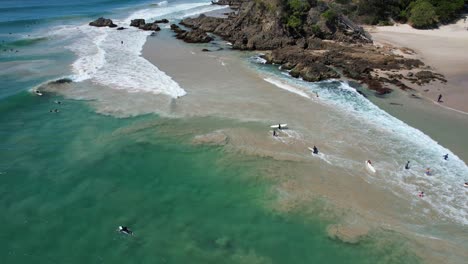 Drohnenaufnahme-Von-Surfern-Am-Clarkes-Beach-In-New-South-Wales,-Australien