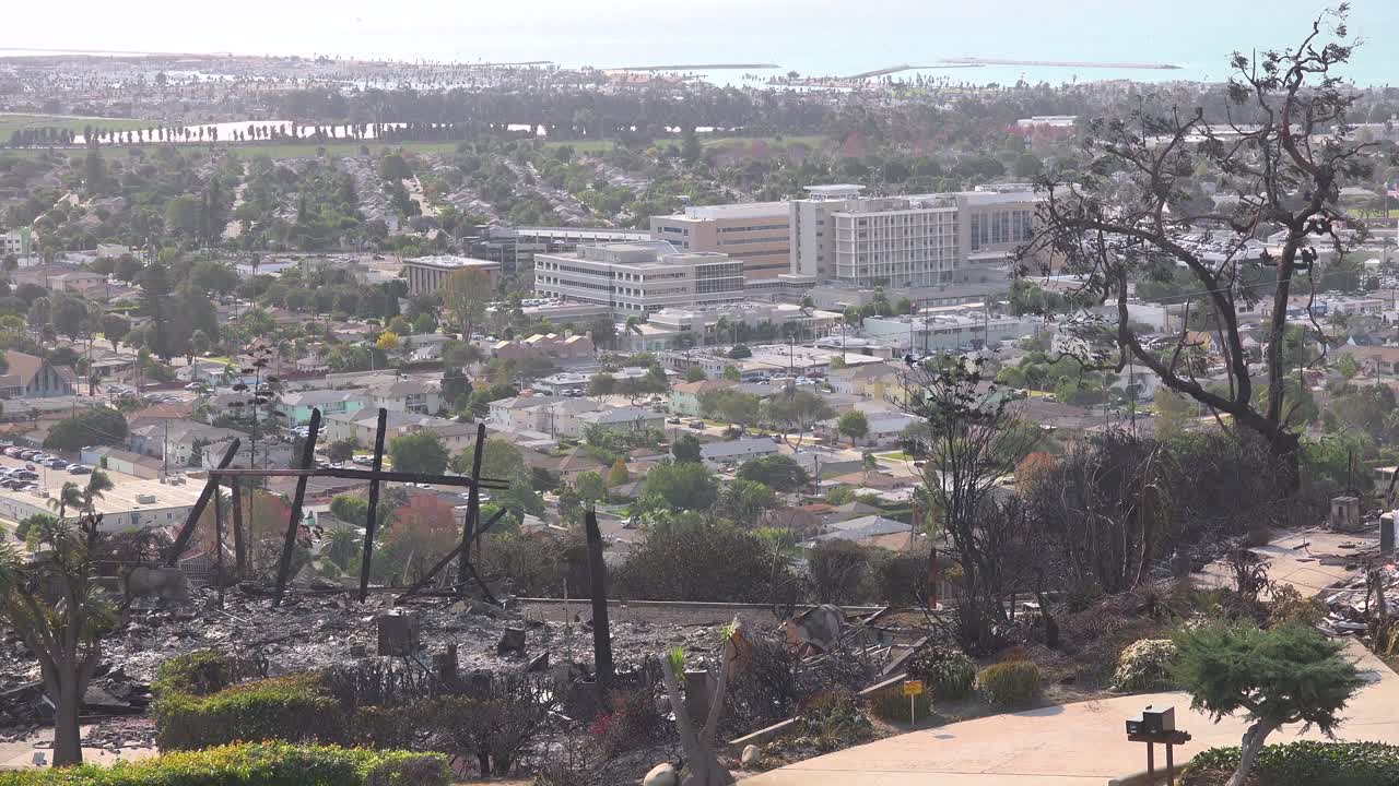 2017년 벤추라 카운티 캘리포니아 1에서 토마스 화재 이후 불에 탄 집의 잔해를 위로 기울이십시오.