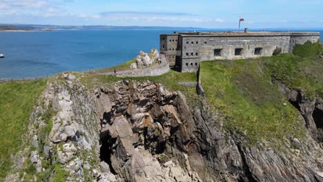 fuerte de santa catalina, ciudad costera de tenby en pembrokeshire, gales, imágenes aéreas de 4k