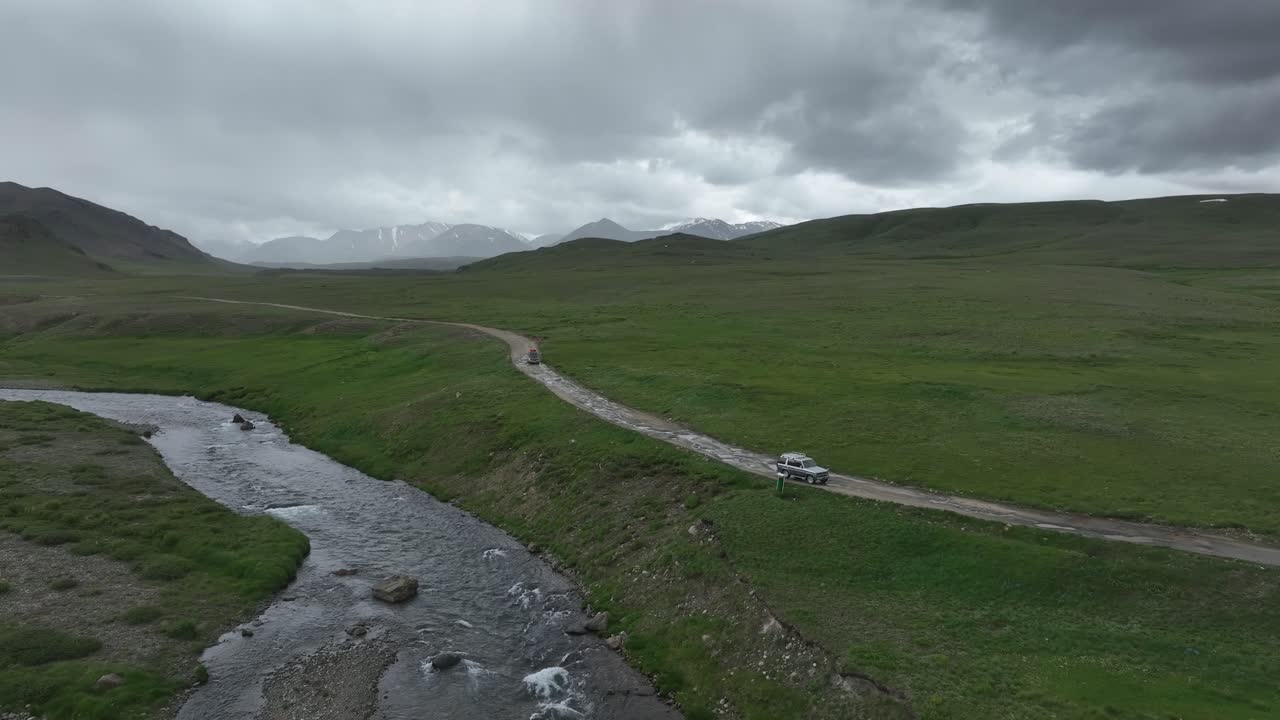 파키스탄 스카르두 주 데오사이 의 강 을 따라 가는 거친 길