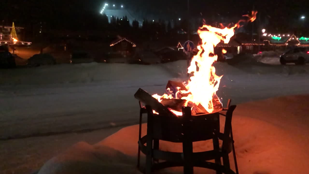 슬로우 모션으로 밤에 불 냄비에 눈