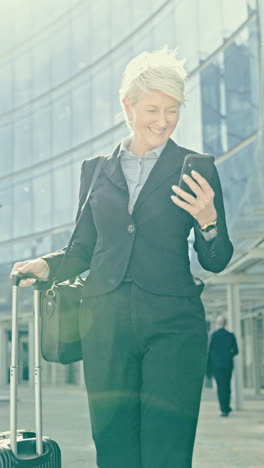 Mujer-De-Negocios,-Maleta-Y-Teléfono-En-La-Ciudad