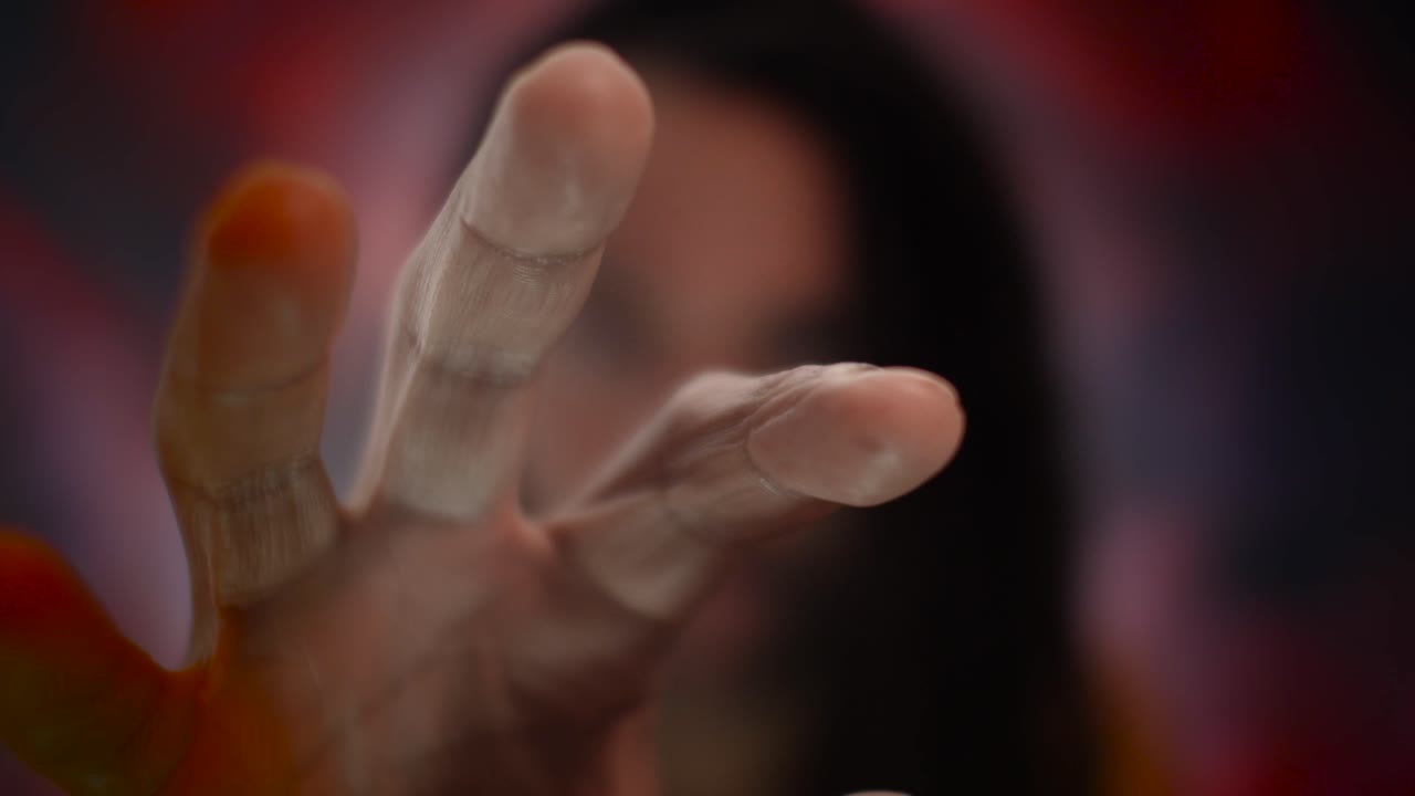 시청자를 잡기 위해 손을 움직이면서 카메라를 쳐다보는 남자