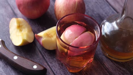 bebida de vinagre de manzana con manzanas