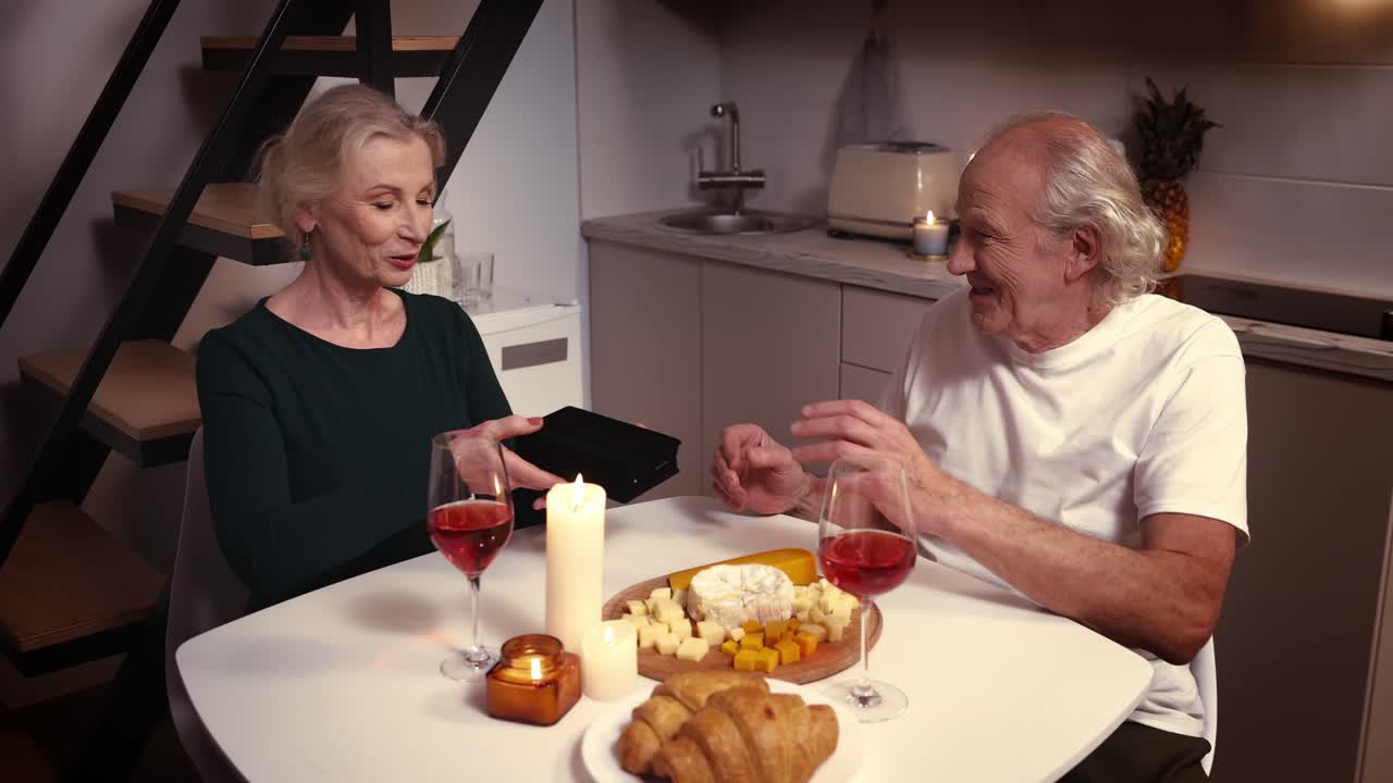 노인 부부가 만적 인 저녁 식사를 즐기고 있다