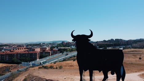 vista aérea del paisaje urbano con la silueta de un toro