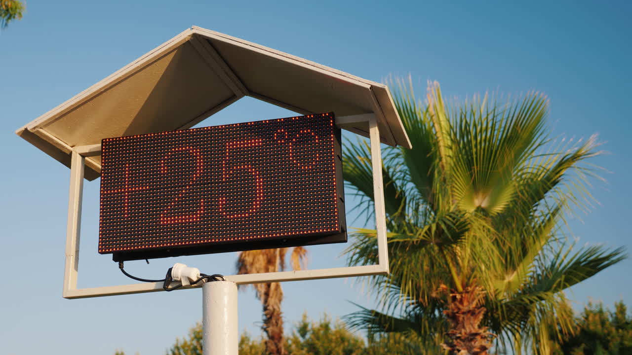 el marcador del termómetro en la playa muestra que la temperatura es de 25 grados centígrados