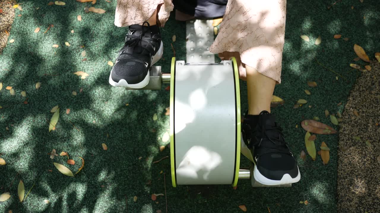 싱가포르 의 공원 에 있는 야외 피트니스 기계