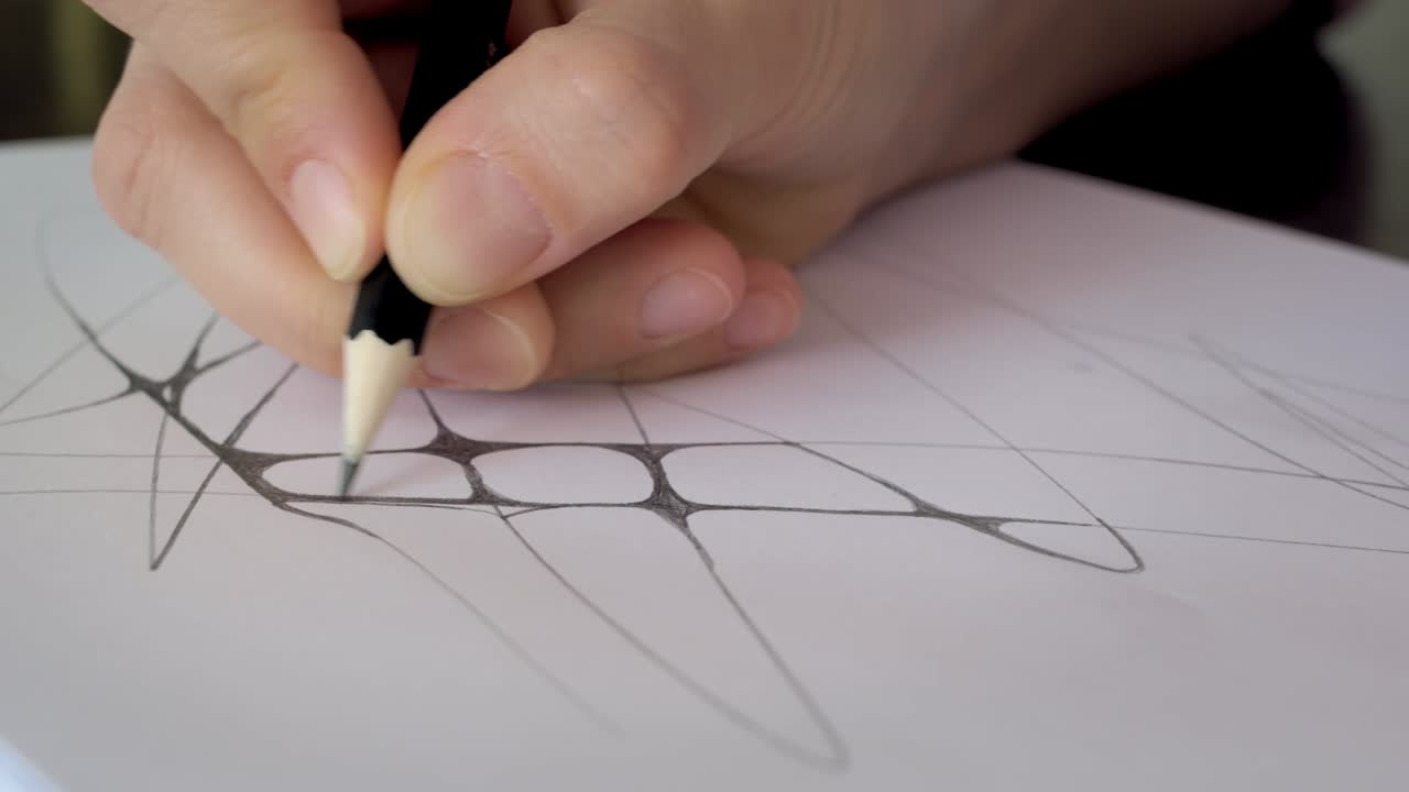 dibujado por el artista con un lápiz. vista superior con una lápiz en la mano, el diseñador dibuja líneas en papel, crea un boceto para un proyecto futuro. trabajo del arquitecto en papel. líneas en neurografía