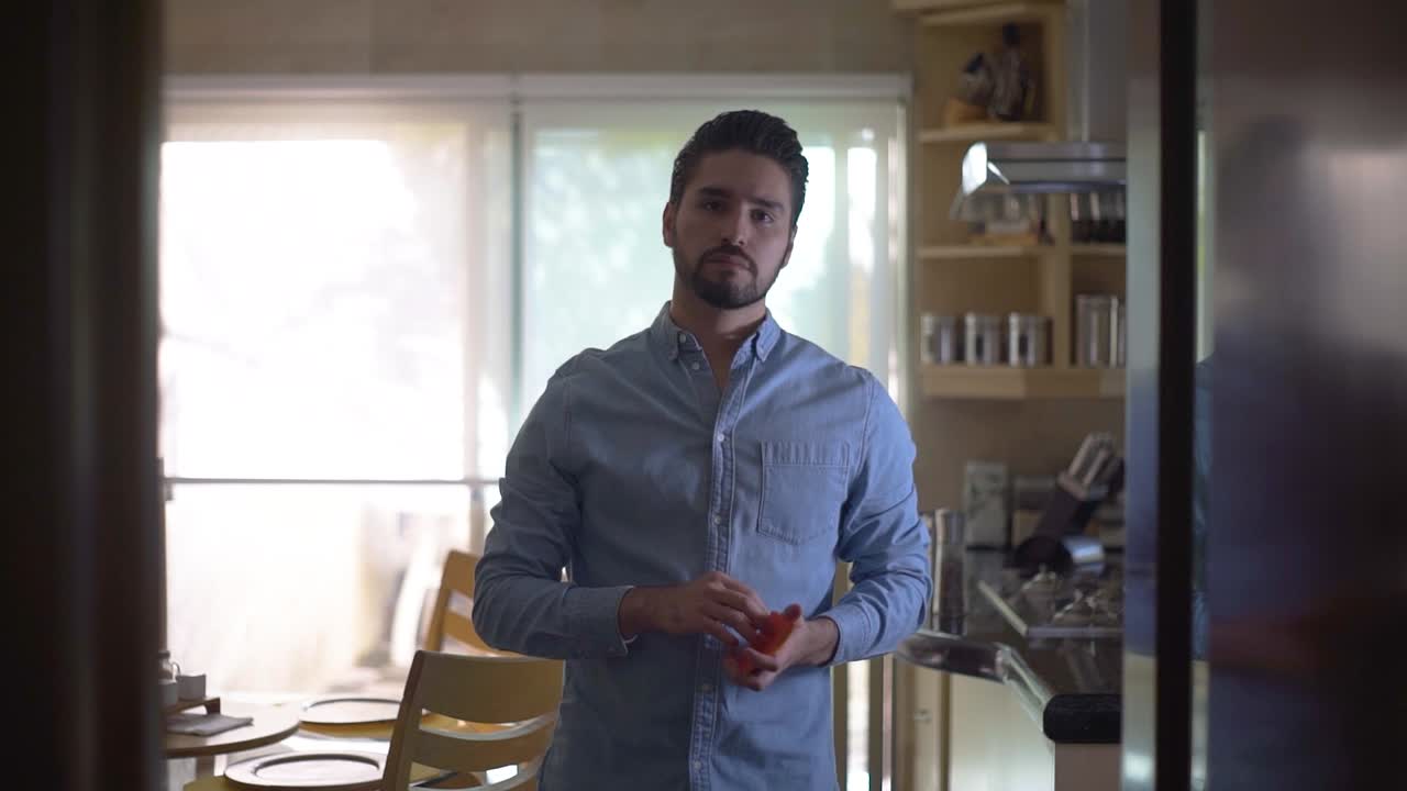 junger gutaussehender mann wirft post-its weg