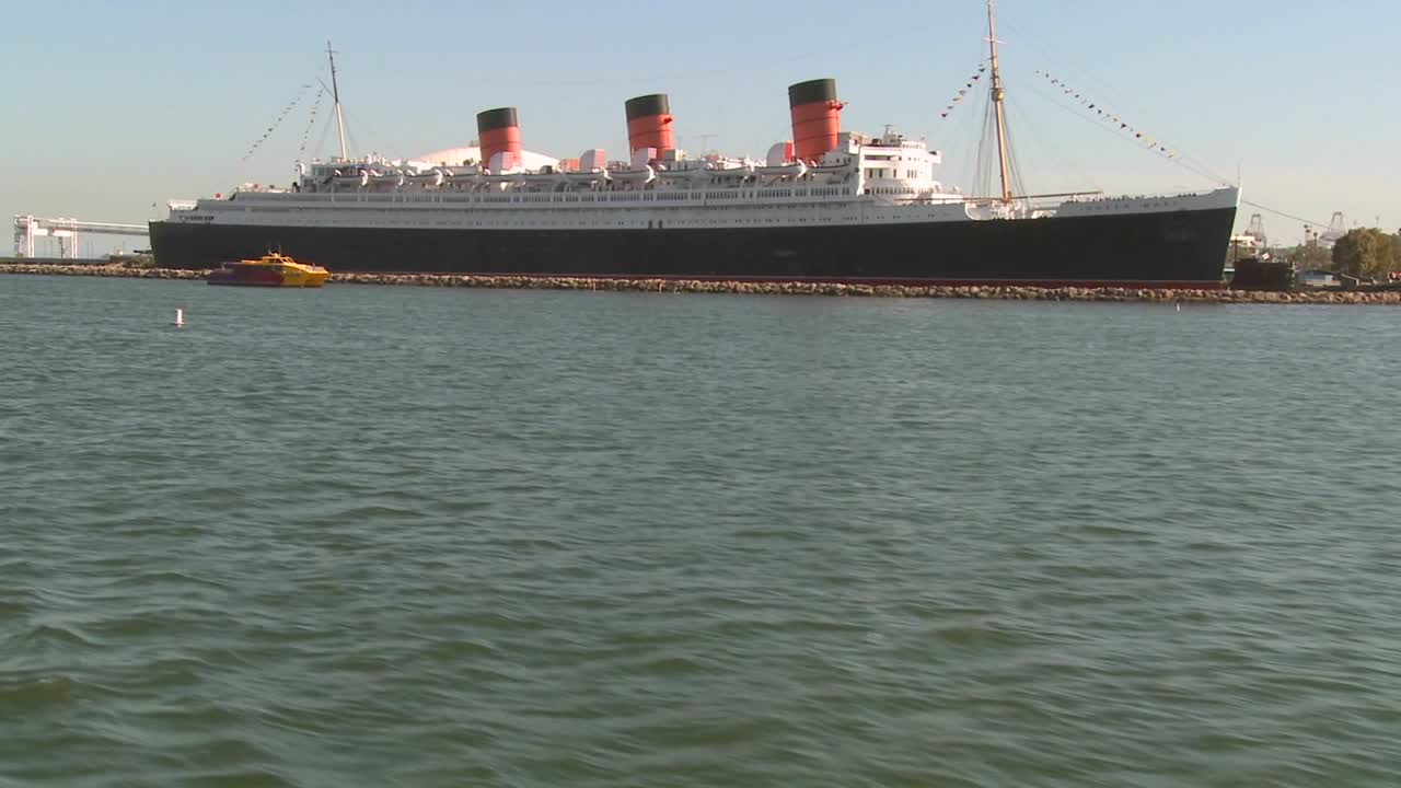 롱 비치 하버 2의 퀸 메리 근처 보트에서 pov