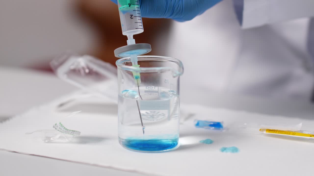 una jeringa está llena de un líquido