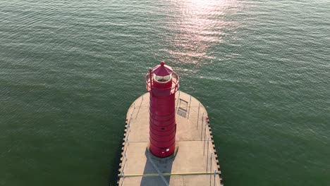 Todavía-Miro-El-Agua-Rompiendo-Alrededor-Del-Muelle.