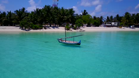 Pequeño-Velero-De-Madera-Anclado-En-Las-Aguas-Turquesas-Poco-Profundas-De-Una-Isla-Tropical