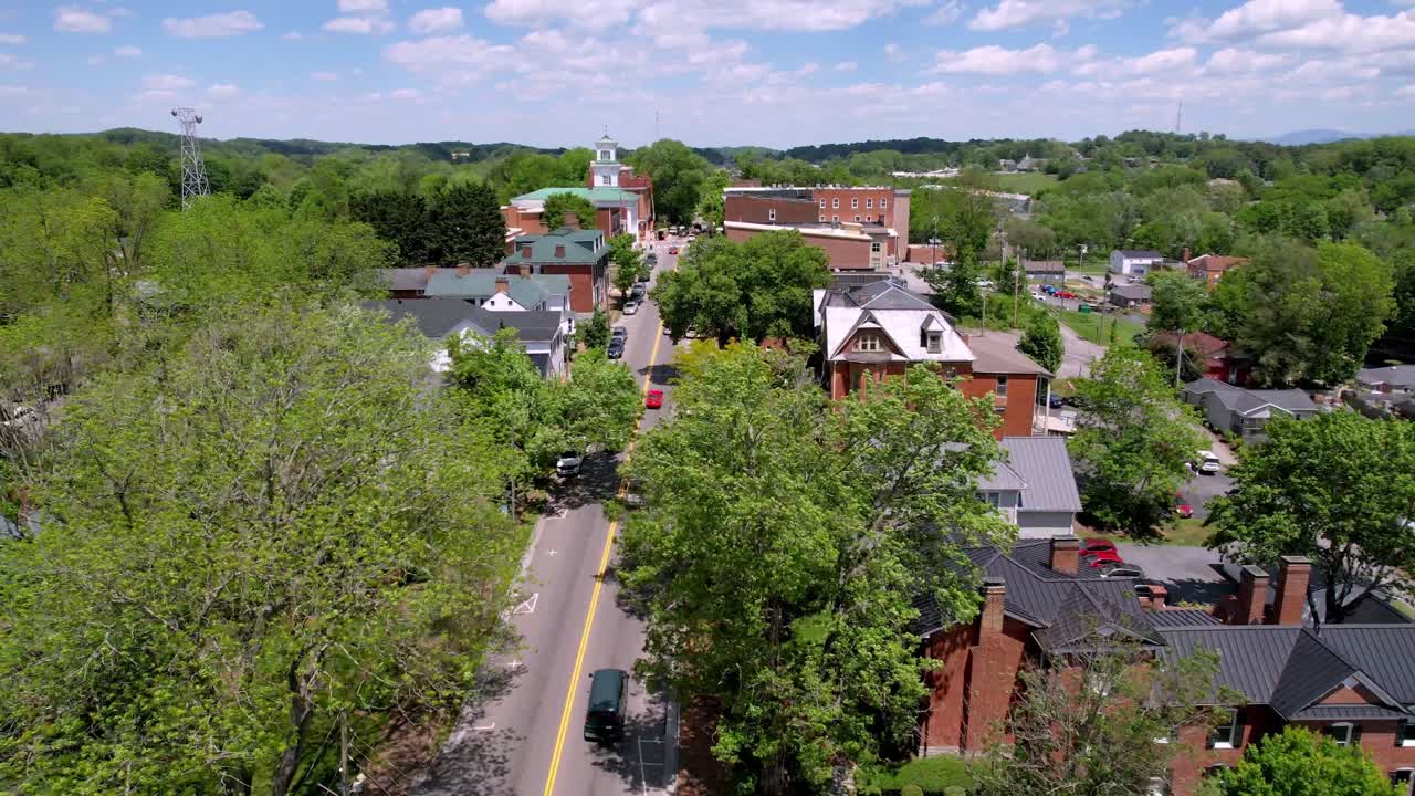 aérea sobre el campanario de la iglesia en abingdon, virginia