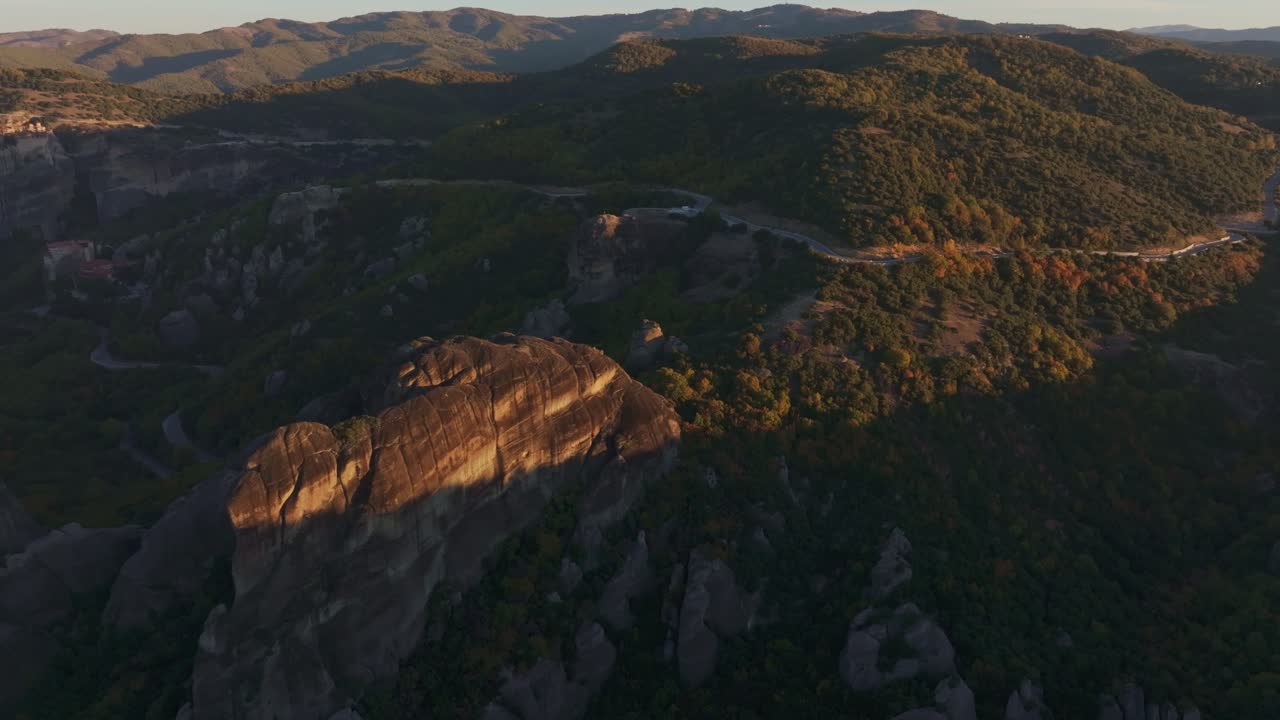 Vista aérea dos Mosteiros de Meteora iluminados pelo nascer do sol na Grécia