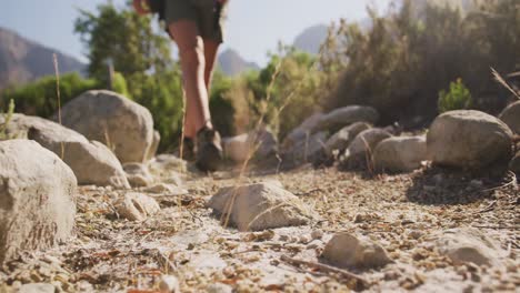 hombre caucásico caminando en la naturaleza