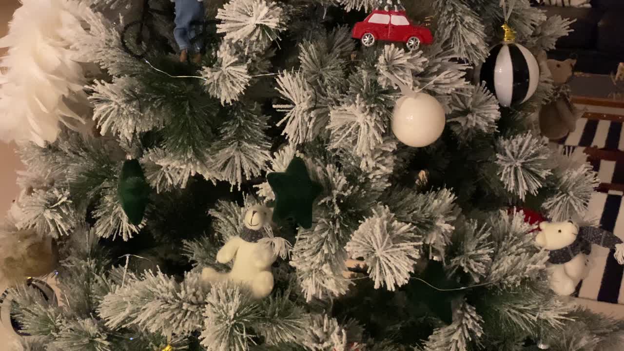 반짝이는 휴일 나무에 있는 크리스마스 곰 사탕 액세서리, 조명이 켜져 있는 가까운 보기