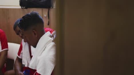 jugadores de fútbol deprimidos en el vestuario