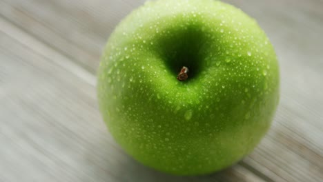 manzana verde madura con gotas de agua