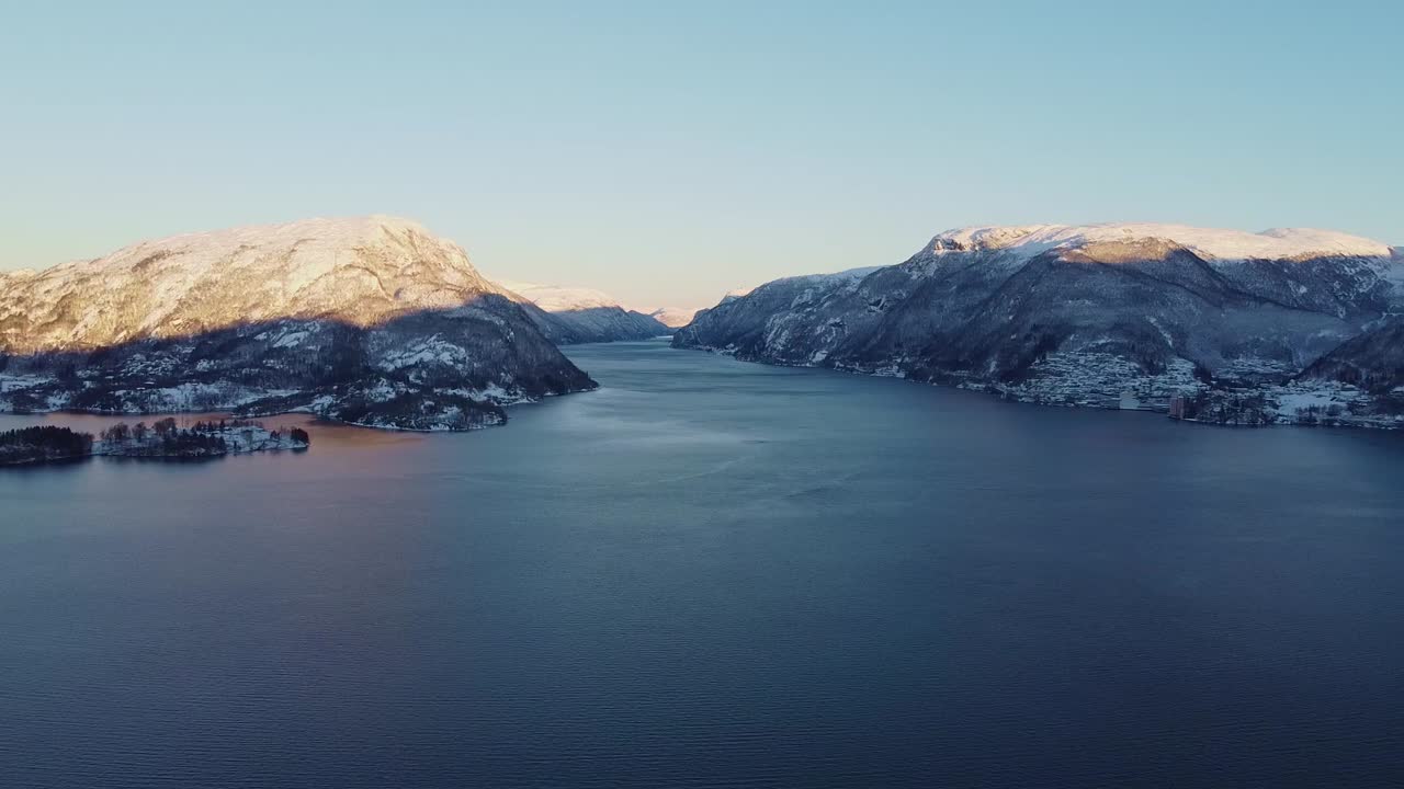 Luftaufnahme zeigt Osterøy, Veafjorden und Vaksdal von Langhelle aus – Schwenkflug an einem Wintermorgen – Norwegen