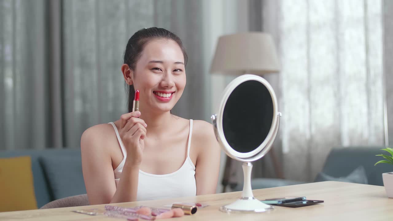 은 립스틱 을 쓰고 있는 미소 짓는 여자